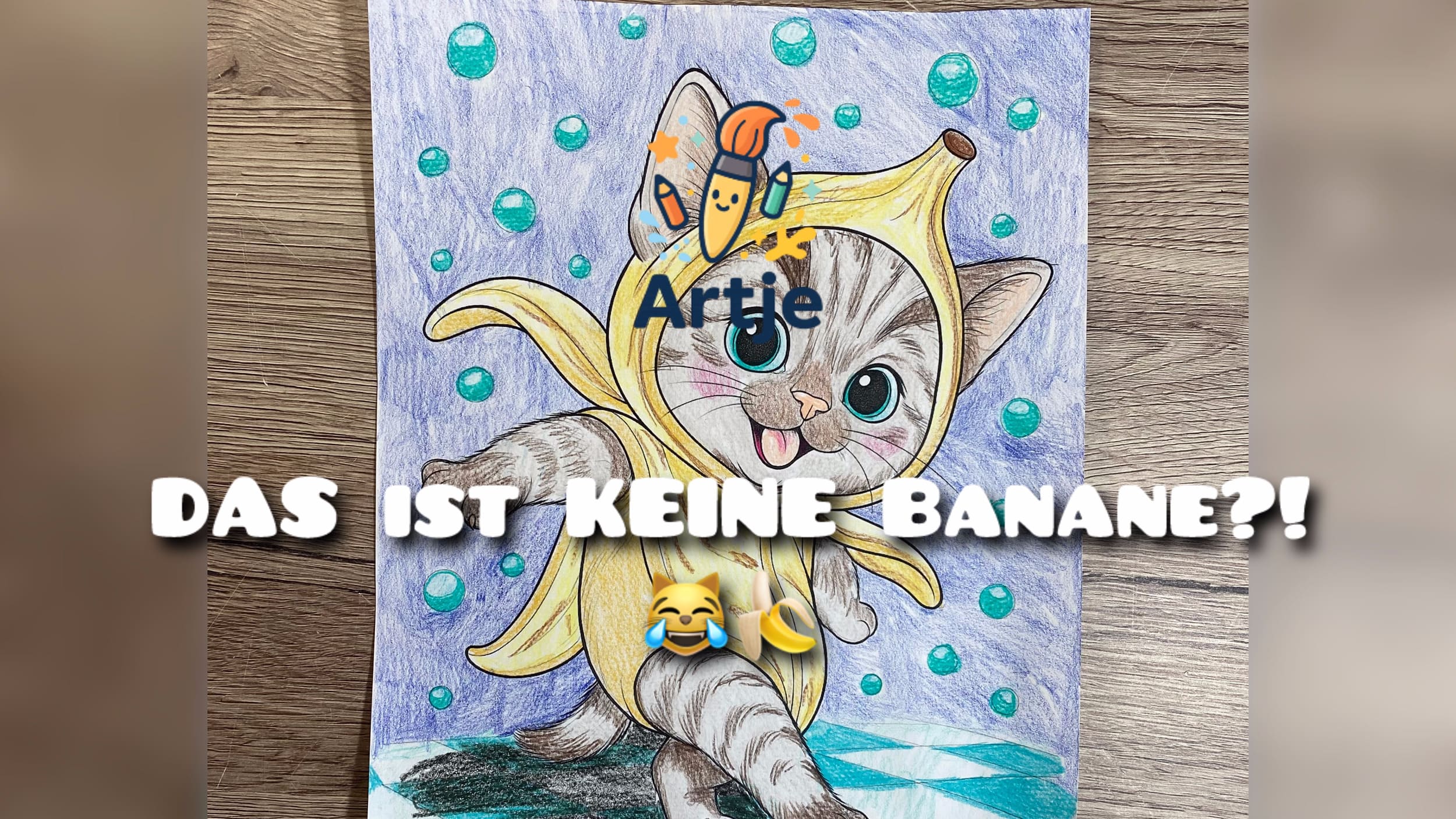 Niedliche Katze im Bananenkostüm tanzt mit ausgestreckten Pfoten durch Seifenblasen