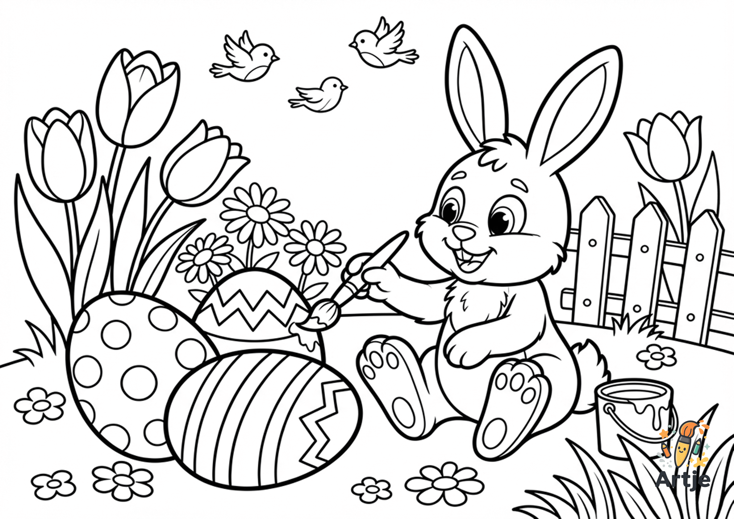 Ein lächelnder Osterhase sitzt im Garten und bemalt mit einem Pinsel ein Osterei, daneben liegen zwei große Eier mit Mustern, dazu Frühlingsblumen, Tulpen, ein kleiner Farbeimer, ein Zaun und drei fliegende Vögel.